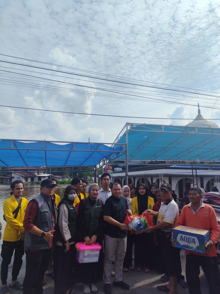 Rektor Unilak Serahkan Bantuan Langsung untuk Korban Banjir di Rumbai Pekanbaru