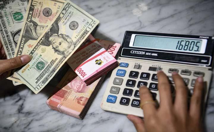 Dolar AS Nyaris Sentuh Rp17.000, Siap-siap Harga Barang Impor Bakal Melambung Tinggi!
