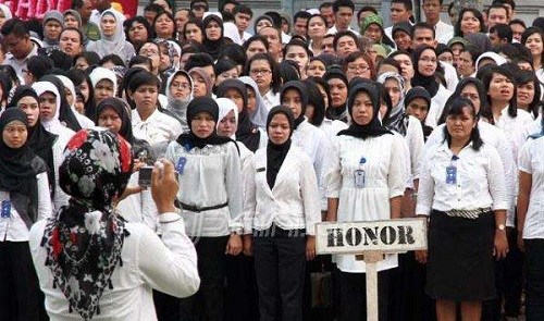 Ratusan Guru Bantu di Riau Belum Terima Honor Lima Bulan