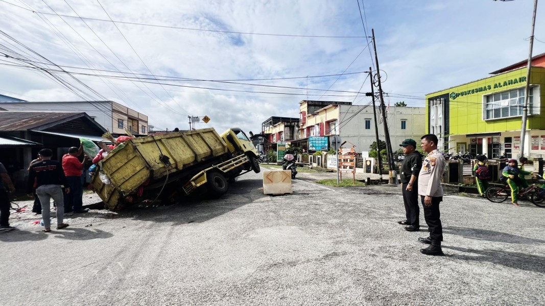 Gerak Cepat dan Evakuasi Dump Truk Akibat Gorong-Gorong Amblas