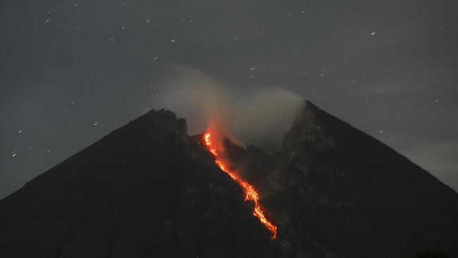 Merapi Muntahkan Lava Sejauh 500 Meter ke Arah Kali Gendol