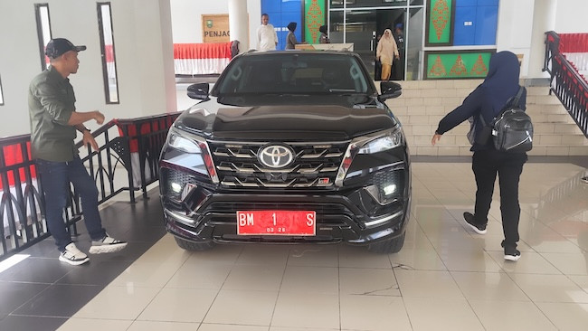 Delapan Bulan Nunggak Sewa, Mobil Dinas Bupati Siak Terancam Ditarik Rental