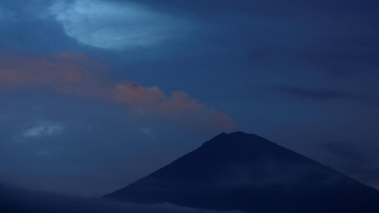 Gunung Agung Kembali Erupsi, Warga Diminta Jauhi Radius 4 Km