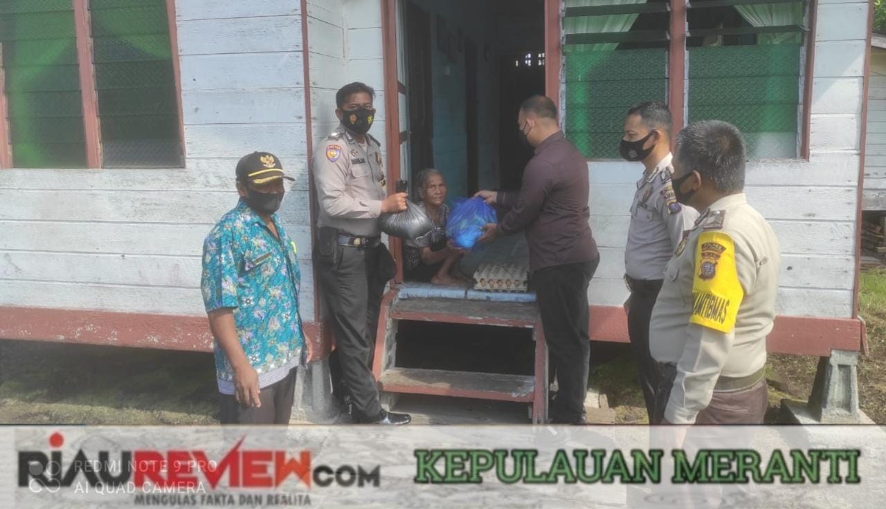 Polisi Bagkan  Sembako Untuk Warga Kurang Mampu di Desa Sialang Pasung
