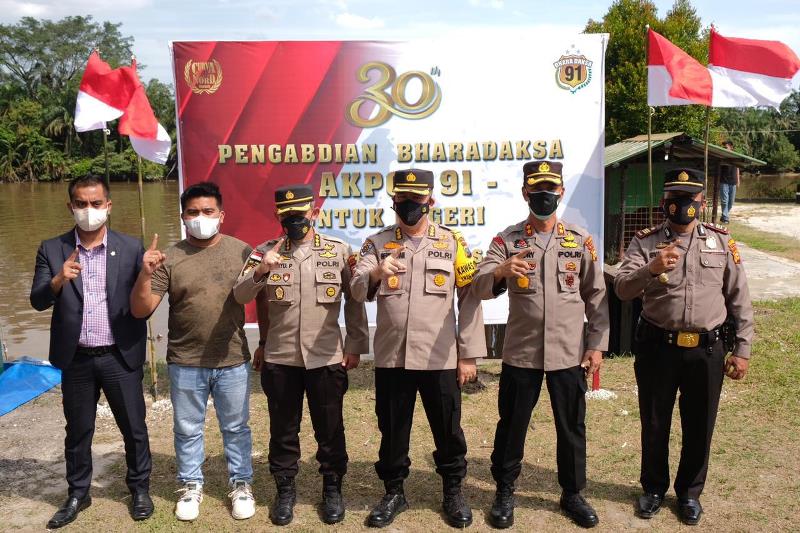 Menandai 30 Tahun Pengabdian, Alumni Akpol 1991 Riau Bagikan 1020 Paket Sembako