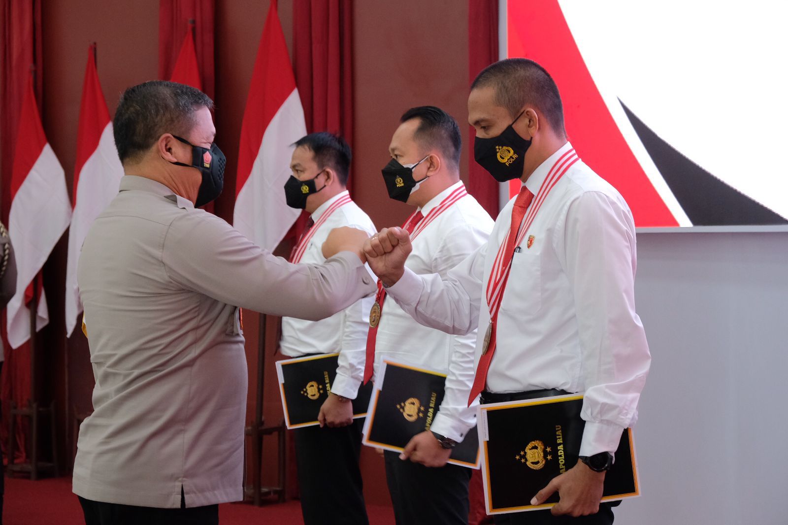 41 Personel Berprestasi Mendapatkan Penghargaan Kapolda Riau