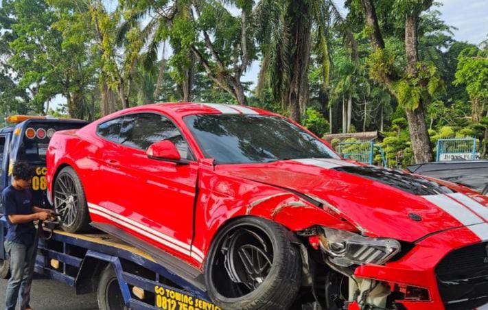 Tabrak Pohon di Sudirman Pekanbaru, Mobil Mewah Ford Mustang Ringsek