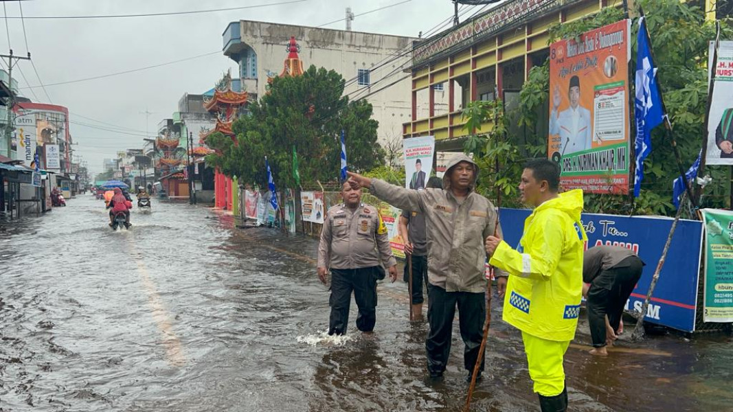 Kapolres AKBP Andi Yul Turun Langsung Pantai Kondisi Banjir, Dorong Motor Mogok Hingga Bersihkan Sel