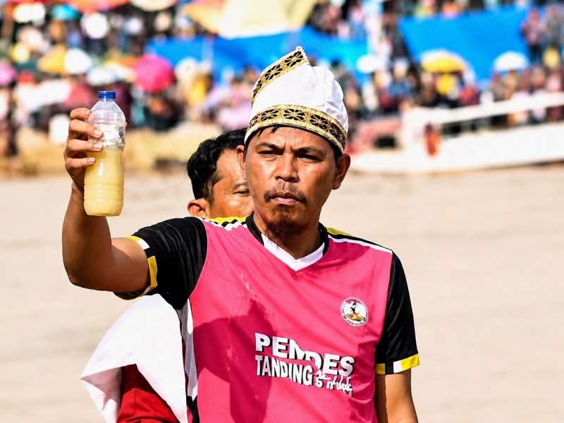 Aksi Konten Kreator Asal Sumut Pamer Tuak di Pacu Jalur 2026 Tuai Kritik