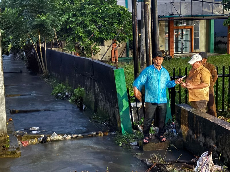 Di Tengah Hujan Deras, Wali Kota Pekanbaru Tinjau Langsung Banjir Pasar Pagi Arengkad