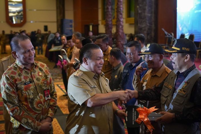 Reward untuk Kades dan BPD se-Riau, Pj Gubri SF Hariyanto Beri Hadiah Sepeda Motor