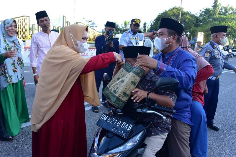 Bupati dan Dekranasda Turun ke Jalan Bagi-bagi Makanan Berbuka Secara Gratis kepada Masyarakat