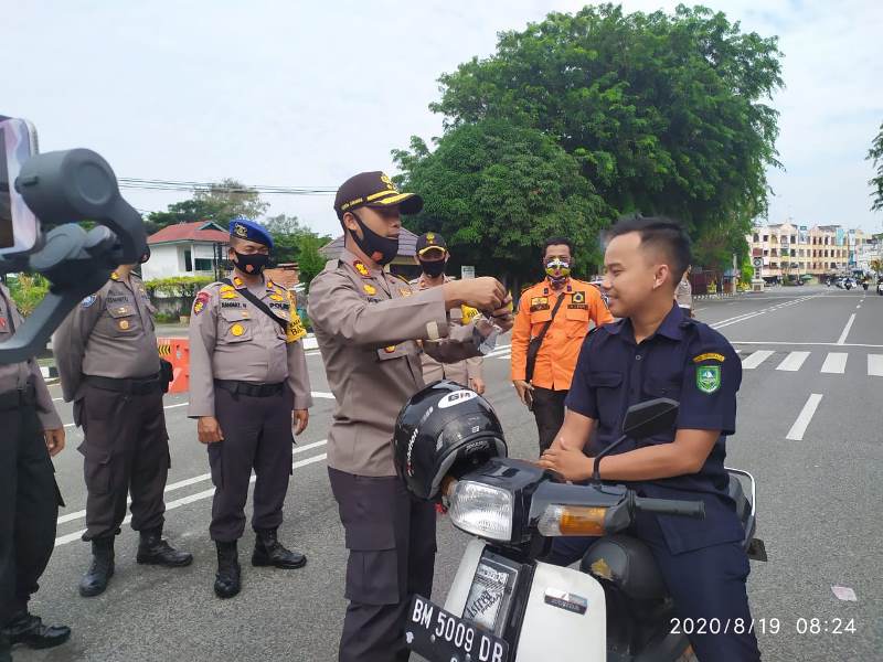 Bagikan Masker Gratis, Kapolres Bengkalis Turun ke Jalan