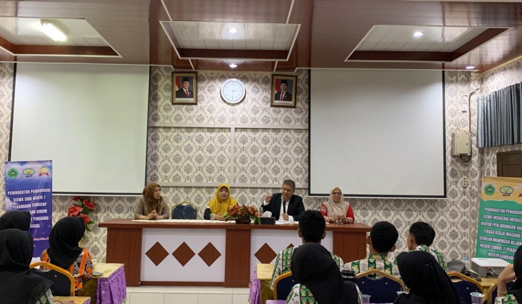 Tim Pengabdian FH Unilak Gelar Penyuluhan Hukum Perlindungan Data Pribadi di SMK Negeri 7 Pekanbaru