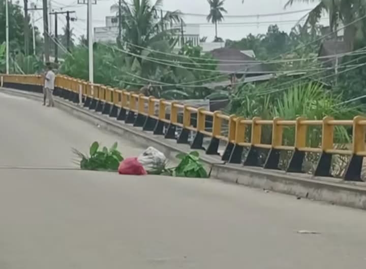 Tiang Penyangga Terangkat, Permukaan Jembatan Tepi Air di Kecamatan Ujung Batu-Rohul Miring Sebelah