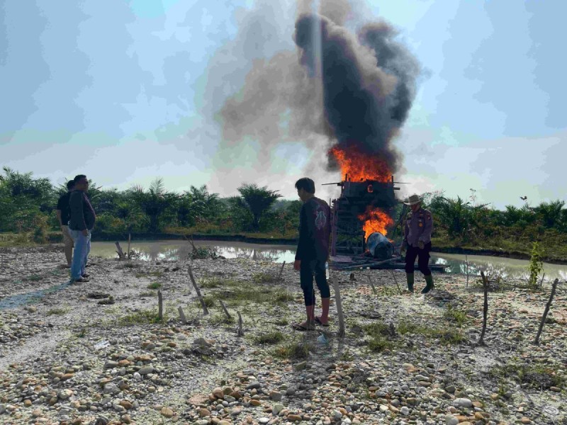 Polisi Bakar Rakit PETI di Kuansing, Pelakunya Kabur Tunggang-langgang