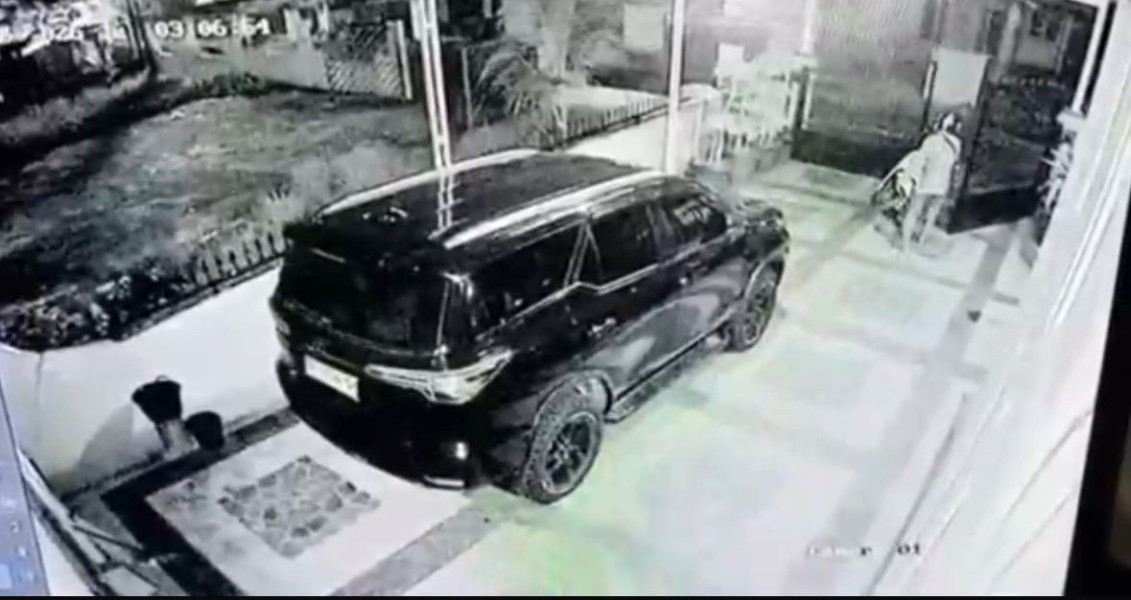 Rumah Mantan Gubernur Riau Syamsuar Disatroni Maling Terekam CCTv, Motor Raib Digotong Pelaku