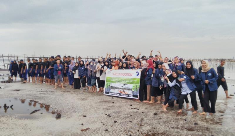 250 Mahasiswa Polbeng Tanam Bibit Api-Api di Bibir Pantai  Desa Simpang Ayam