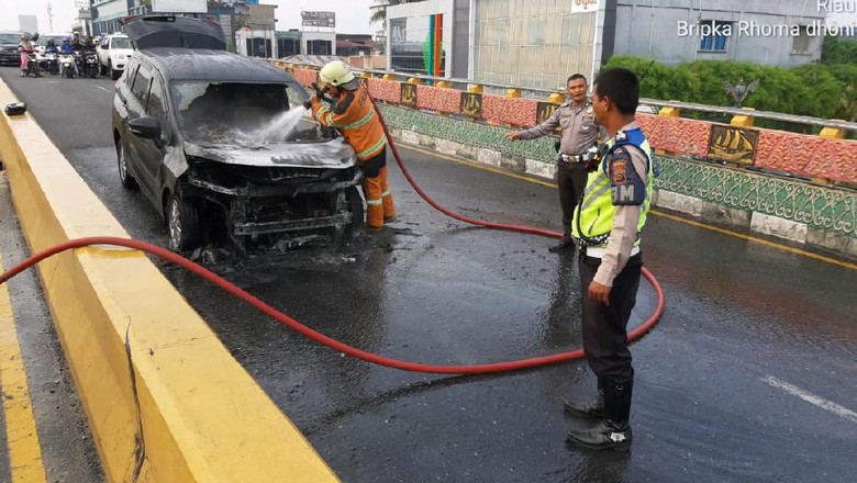 Mobil Terbakar di Flyover Pekanbaru