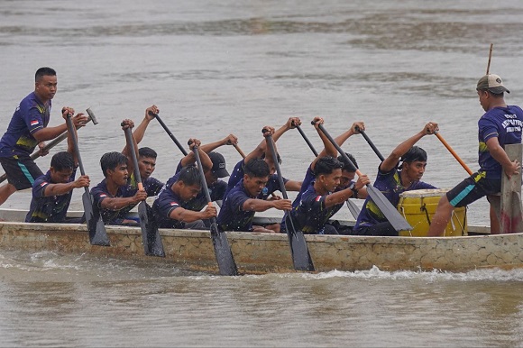 Warga Desa Buluh Cina Gelar Pacu Sampan, Sekdaprov Riau Apresiasi Potensi Wisata Lokalk