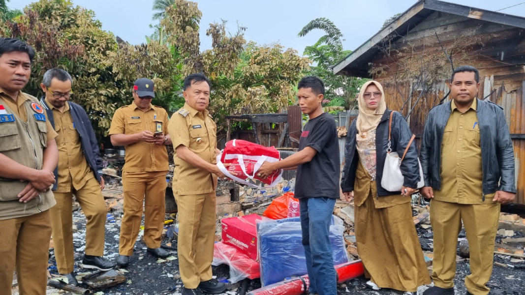 Plt Bupati H. Asmar Serahkan Bantuan untuk Korban Kebakaran Rumah