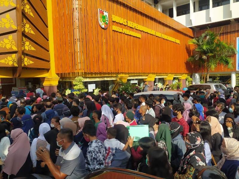 Warga 'Serbu' Kantor Disdukcapil Pekanbaru, Polisi Sampai Harus Turun Tangan