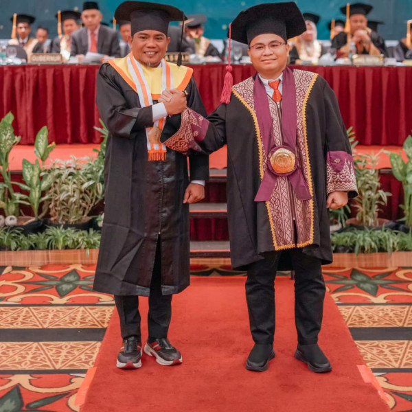 Bupati Pelalawan Raih Gelar Sarjana Dari Universitas Lancang Kuning, Prof Junaidi Dorong Lanjut S2
