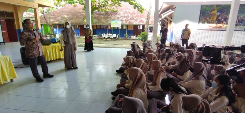 Datang Ke SMA 12 Pekanbaru,  Rektor Unilak Berikan Tips Raih Beasiswa Saat Kuliah