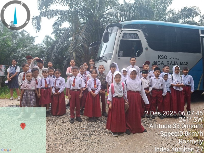 PT. Tiga Raja Mas Bantu Bus Sekolah Gratis Warga Dusun Kayu Kawan