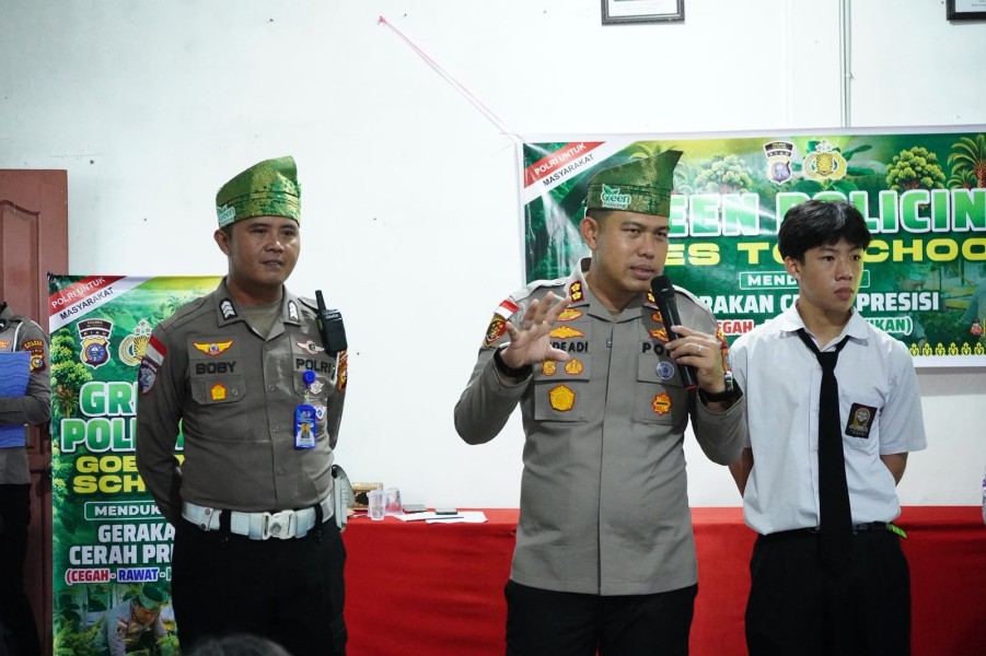 Kapolres dan Wakapolres Turun ke Dua Sekolah, Manfaatkan Teknologi AI untuk Edukasi Green Policing