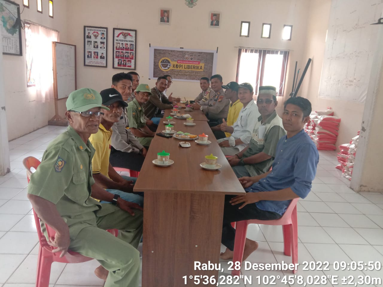 Polsek Rangsang Ngopi Bareng dengan Pemdes dan Masyarakat Sendaur