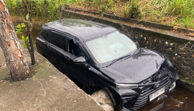 Avanza Masuk Parit di Belakang MTQ Pekanbaru, Pengemudi Dilarikan ke RS Awal Bros