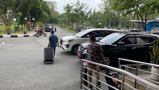 Tiga Jam Geledah Biro BPJ Riau, KPK Bawa Tiga Koper Besar