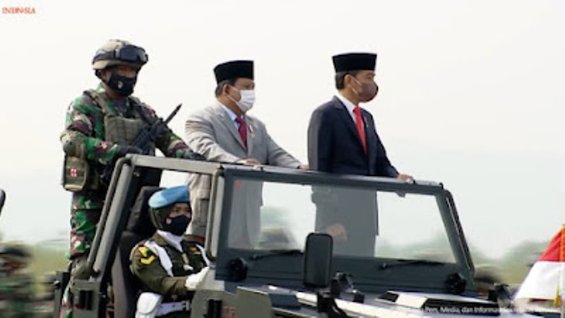 Naik Jip, Jokowi-Prabowo Cek Kesiapan Pasukan Komcad