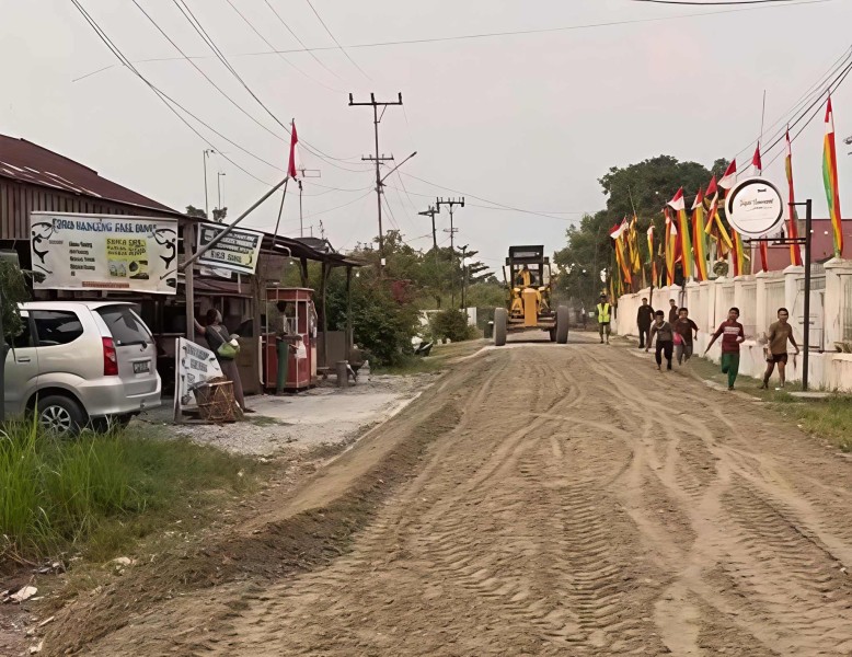 Belasan Tahun Tak Tersentuh Perbaikan, Pemko Pekanbaru Aspal Jalan Pesisir Rumbai