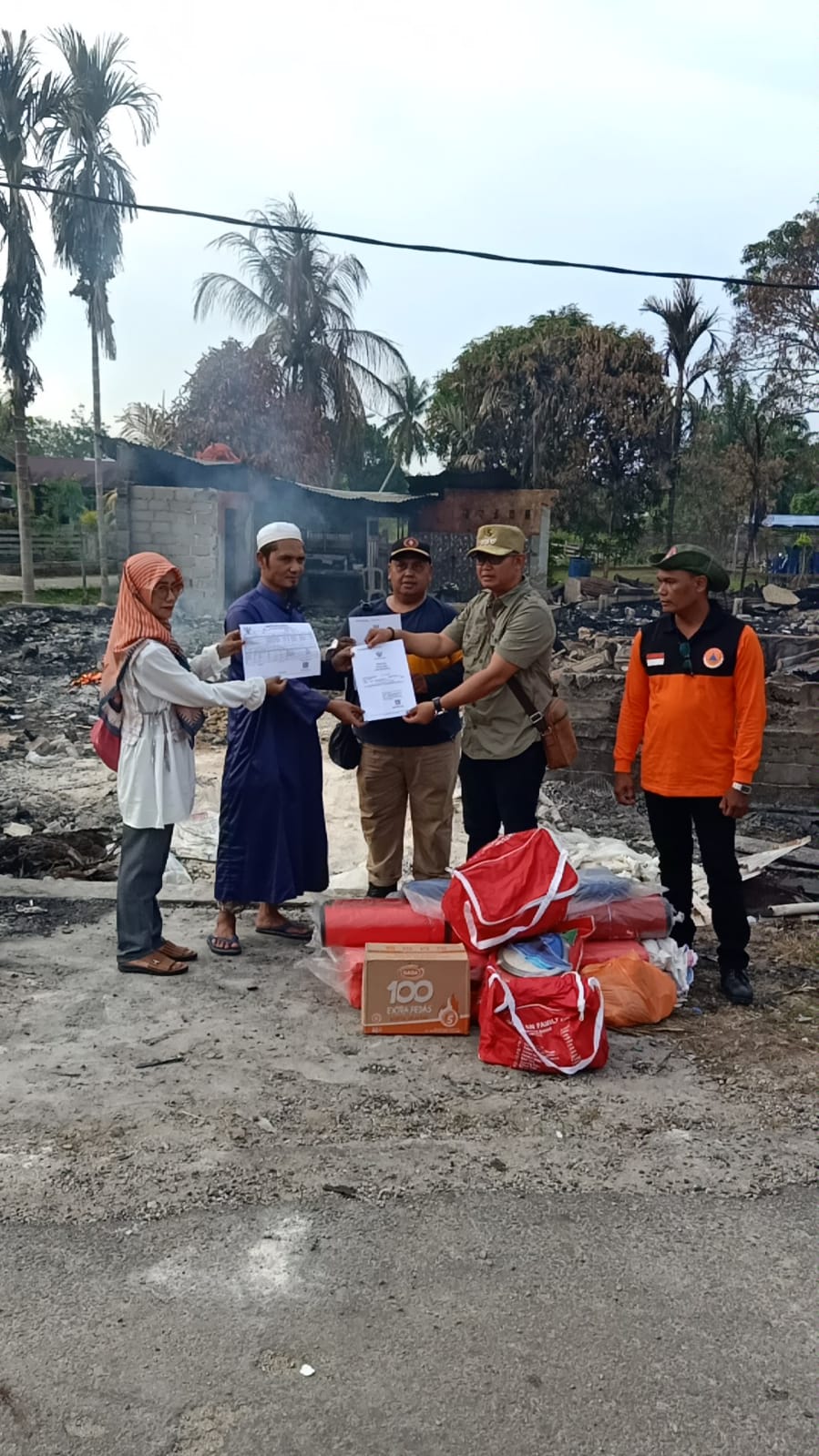 Dinsos Meranti Bersama Pemcam Serah Bantuan Korban Kebakaran Rumah di Desa Bagan Melibur