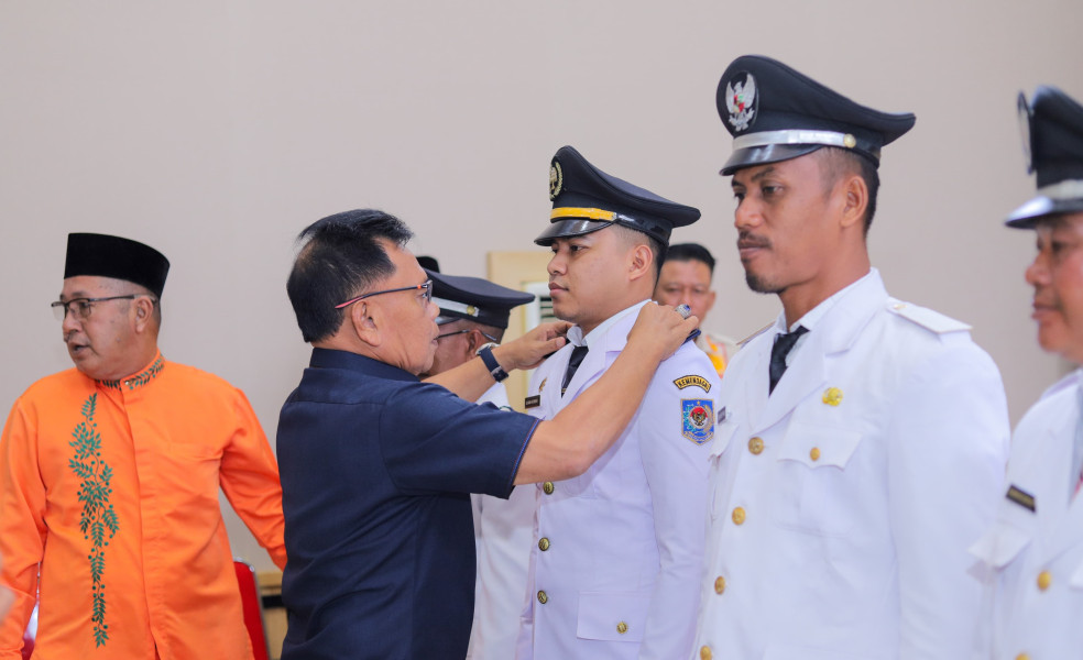 Plt Bupati Kabupaten Kepulauan Meranti AKBP (Purn) H. Asmar Lantik 5 Penjabat Kepala Desa