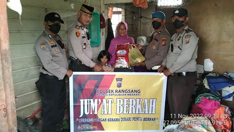 Jumat Berkah, Polsek Rangsang Bantu Warga Kurang Mampu di Tanjungsamak