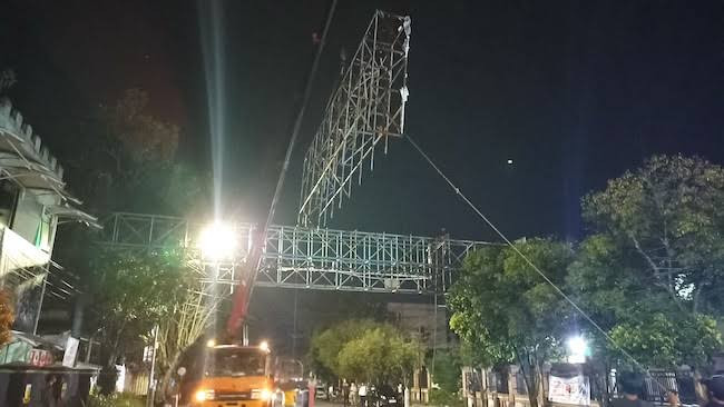 Pemotongan Reklame Berlanjut, DPRD Pekanbaru Ingatkan Jangan Muncul Tiang Baru