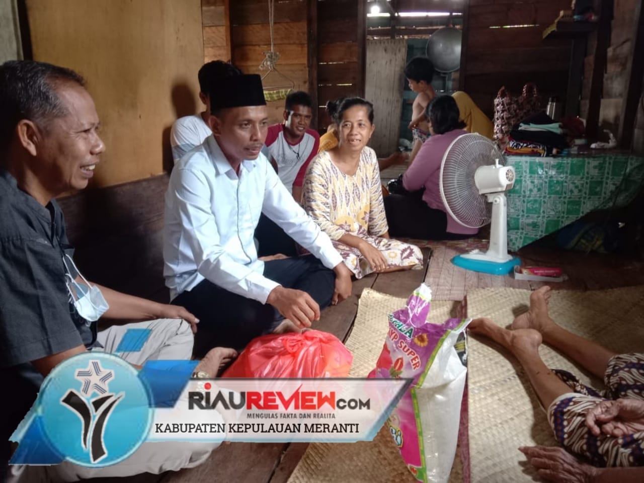 Rutinitas Jum'at Barokah, Kali ini Tim Sahabat H. Asmar Bantu  Lansia Penderita Stroke