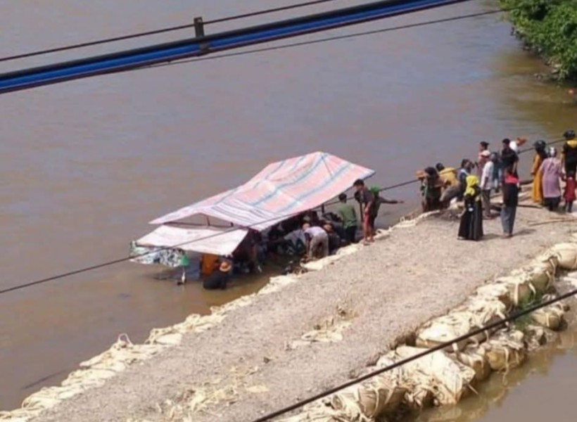 Rakit Penyeberangan di Sungai Rokan Ujung Batu Tenggelam, Bupati Rohul Prihatin
