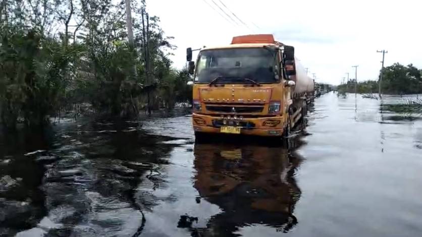 Jalan Lintas Pelalawan Pekanbaru Masih Banjir: Kendaraan Kecil Belum Bisa Lewat