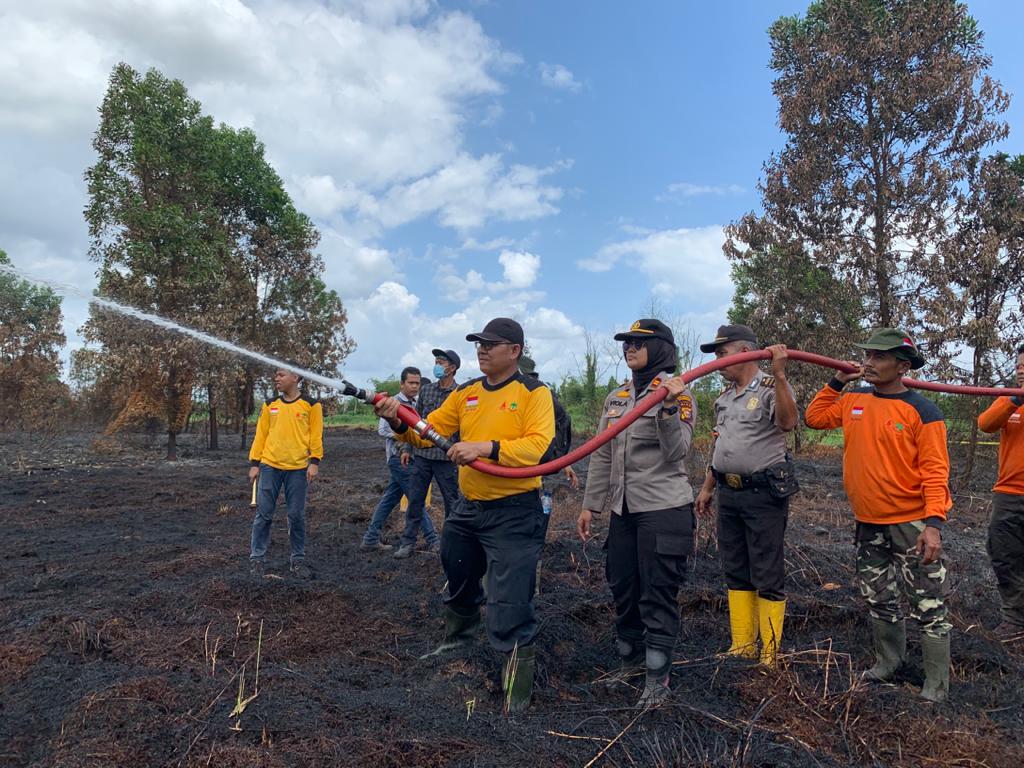 Bersama Polsek Rumbai, 10 Relawan Karhutla Riau Terjun di Lokasi Lahan Kebakaran