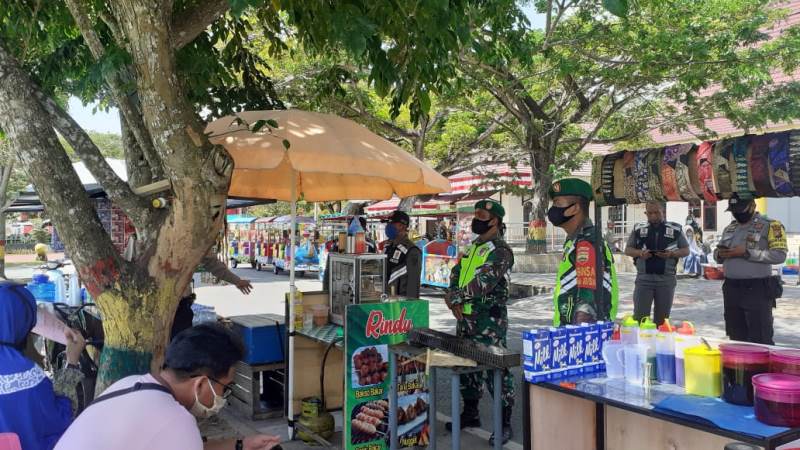 Pihak Kepolisian dan Satpol PP Siak Minta Seluruh Pedagang & Pengunjung Pakai Masker Saat Belanja