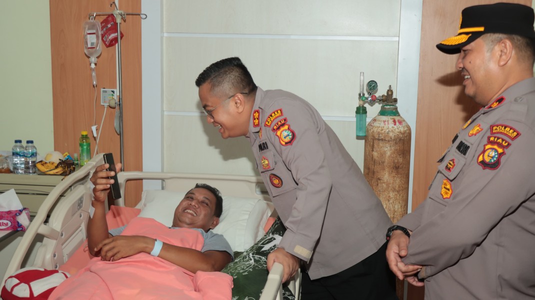 Wujud Perhatian, Kapolres Kepulauan Meranti Jenguk Personil yang Sakit Di RSUD Selatpanjang