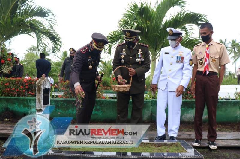 Peringati Hari Pahlawan, Bupati dan Kapolres Kepulauan Meranti Tabur Bunga di Makam Pahlawan