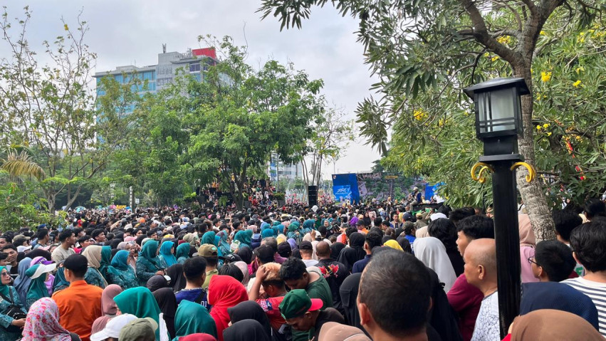 Ribuan Warga Pekanbaru Rebutan Talam Durian Gratis Sepanjang 1 Km