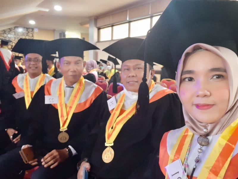 Wakil Rektor I Unilak Dr Zamzami di Wisuda di Universitas Negeri Padang