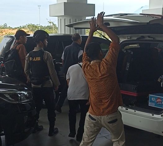 Geledah Kantor Dishub Pekanbaru, KPK Bawa Kepala Dinas dan Sejumlah Koper