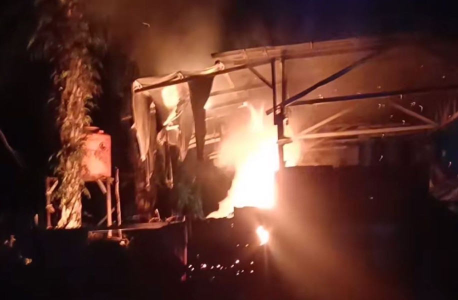 Ratusan Warga Bakar Gudang Diduga Tempat Transaksi Narkoba di Rantau Kopar Rohil